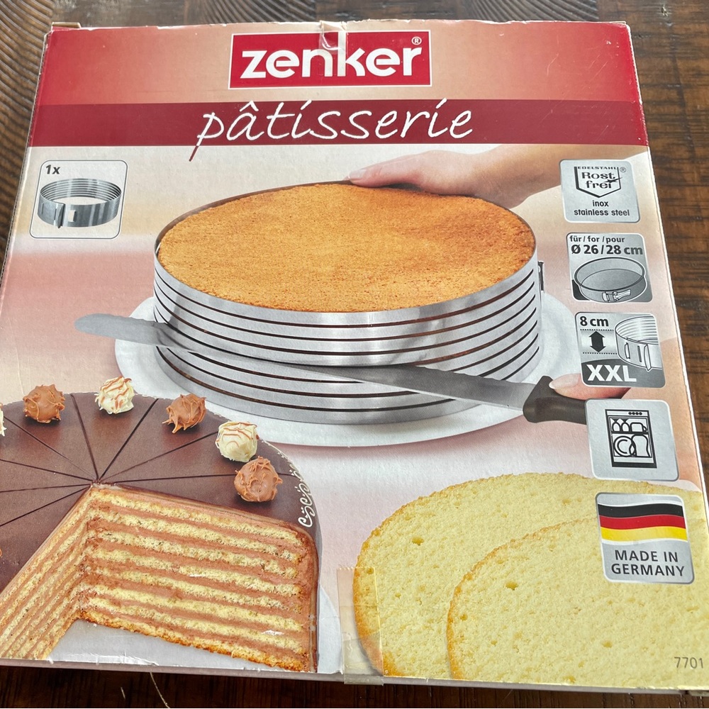 Cake slicer for layering